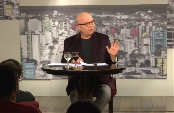 O jornalista Marcelo Tas conversa com o público