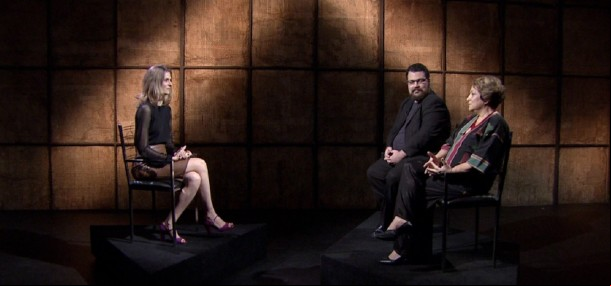 Apresentadora Sofia Ceccato entrevista os músicos Bernardo Fantini e Linda Bustani no estúdio do Partituras