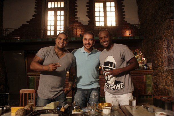 Diogo Nogueira conversa com os pagodeiros Rodriguinho e Thiaguinho neste Samba na Gamboa