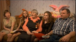 Típica família siberiana assiste TV reunida